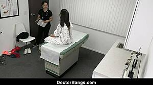 La giovane atleta asiatica Madi Laine sperimenta un intenso piacere durante l'esame medico