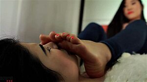 Две азиатские девушки поклоняются друг другу безупречными ножками с языками