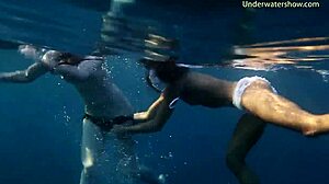 Slovenske babes nyder svømning og solbadning på Tenerife