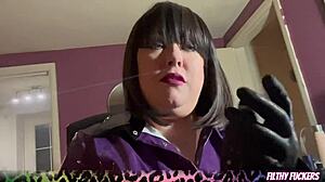 Bbw Domme Tina Snuah i PVC latexhandsker med JOI scene