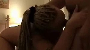 Amatérska dievčina s dreadlockami dáva orálny sex a nechá sa pretiahnuť